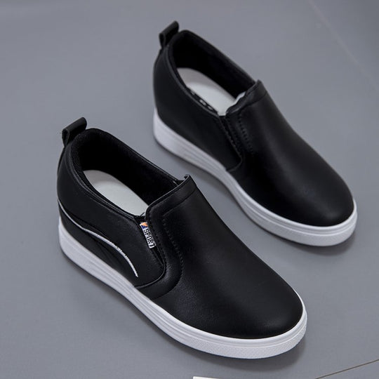 Damen Slip-On Keilsneaker mit verdecktem Keil, Lederimitat und dekorativer Stickerei EB