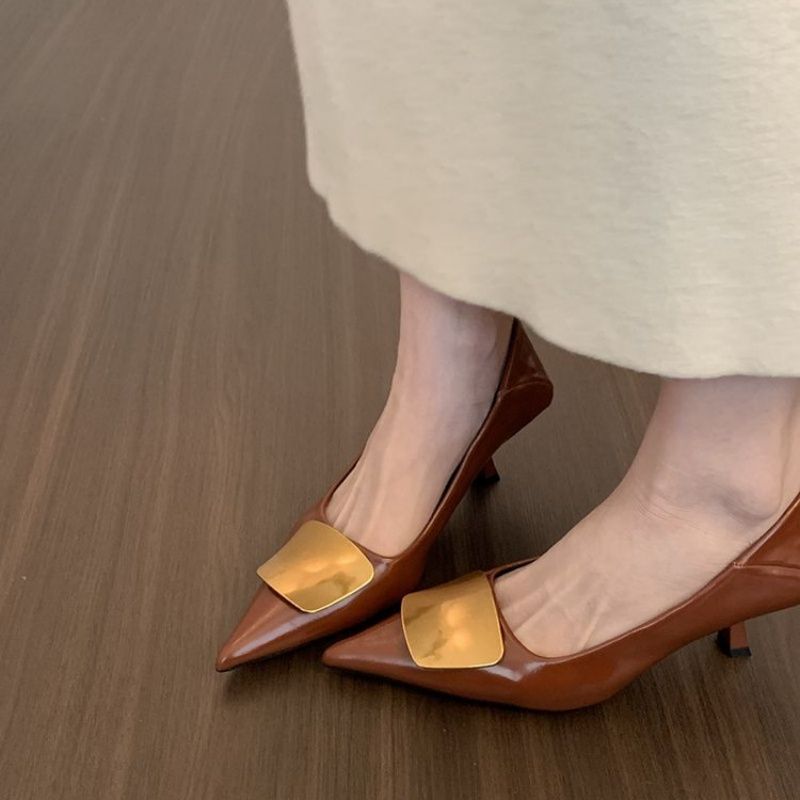 Damen spitze Stiletto-Pumps mit dekorativem Goldakzent EB