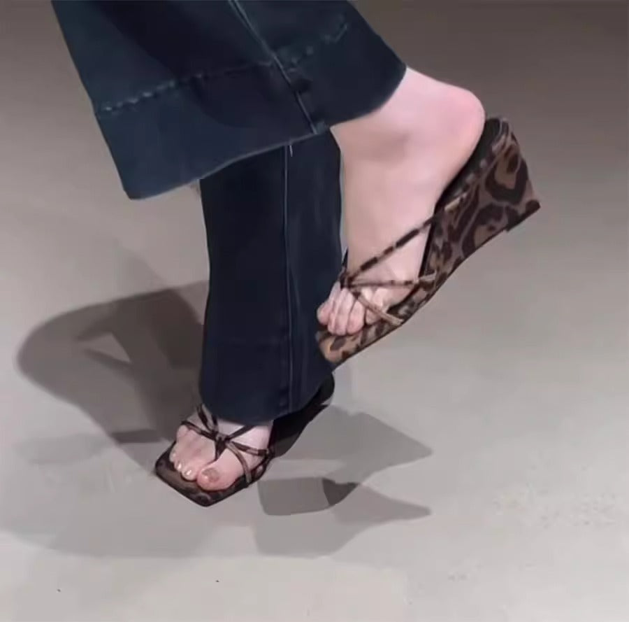 Damen Wedge-Sandalen mit elegantem Kreuzriemendesign EB
