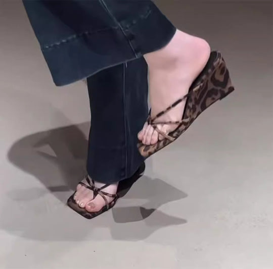 Damen Wedge-Sandalen mit elegantem Kreuzriemendesign EB
