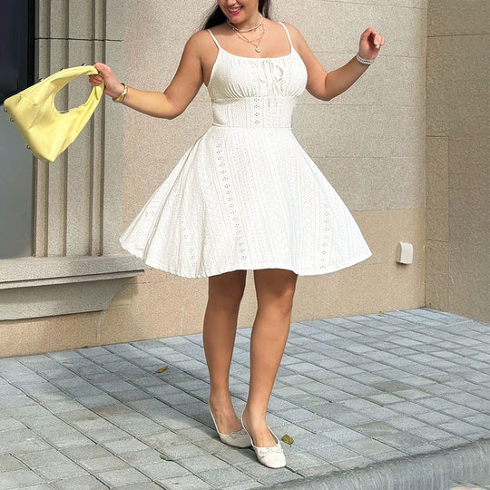 Damen Sommerliches Blütenmuster-Kleid mit Taillenband und Spitzenelementen EB