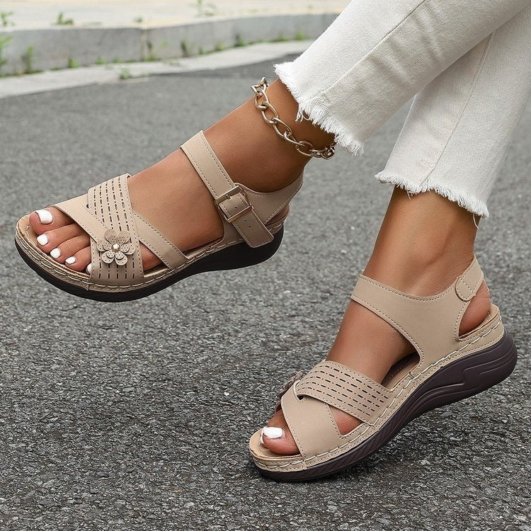 Damen Komfortable Sandalen mit eleganten Blumen-Applikationen EB