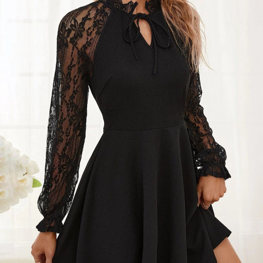 Damen Kleid mit Spitzenärmeln und Taillenschnitt EB