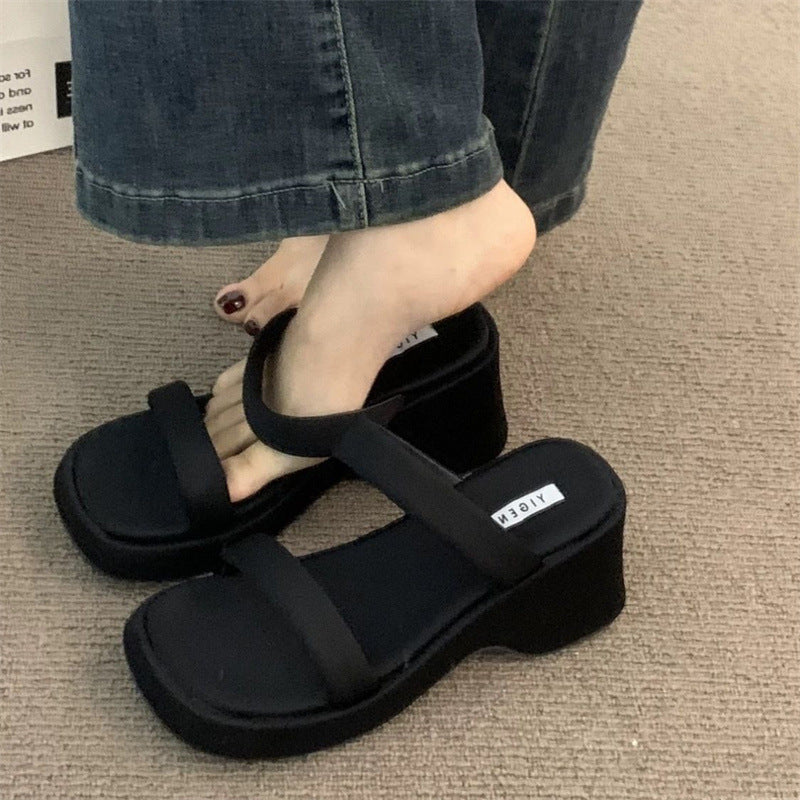 Damen Plüschsandalen mit innovativem Plateau EB