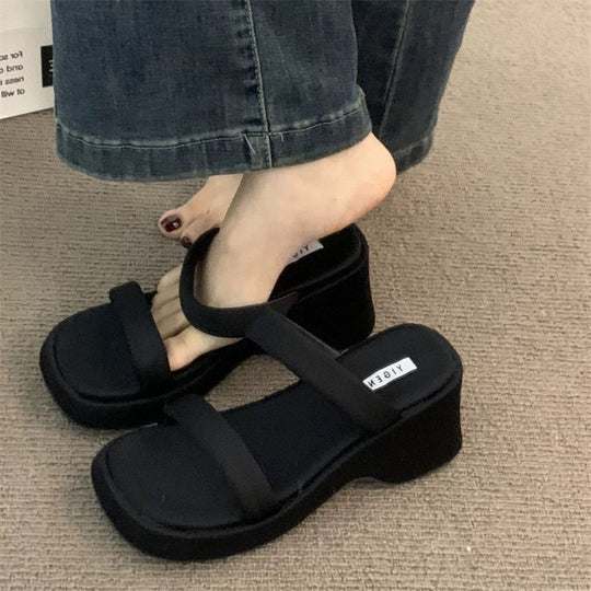 Damen Plüschsandalen mit innovativem Plateau EB