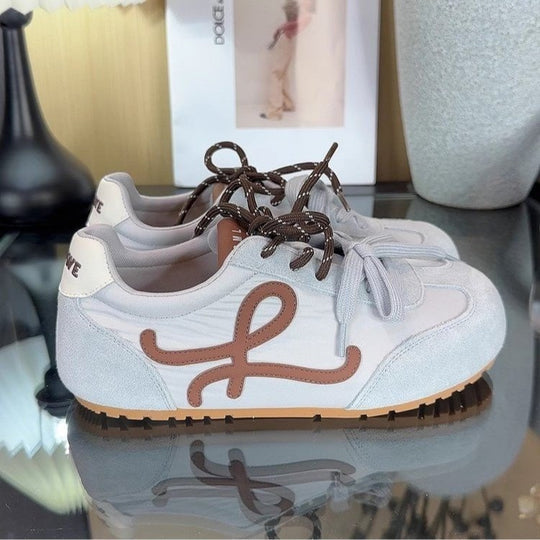 Damen Sportliche und bequeme Sneaker mit auffälligem Schnürsystem EB