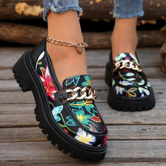 Damen Mokassins mit floralen Stickmustern und dekorativem Kettenelement EB