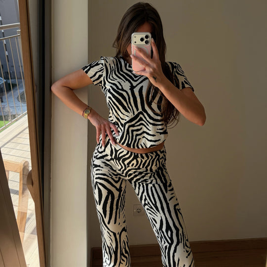 Damen Set aus kurzärmligem Oberteil und Schlaghose mit Zebra-Muster EB