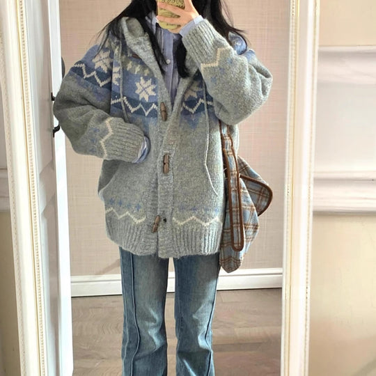 Damen kuschelige Strickjacke mit hohem Kragen und Ornamenten EB