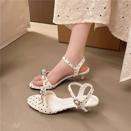 Damen offene Riemensandalen mit Polka-Dot-Muster und dekorativem Schmuckdetail EB