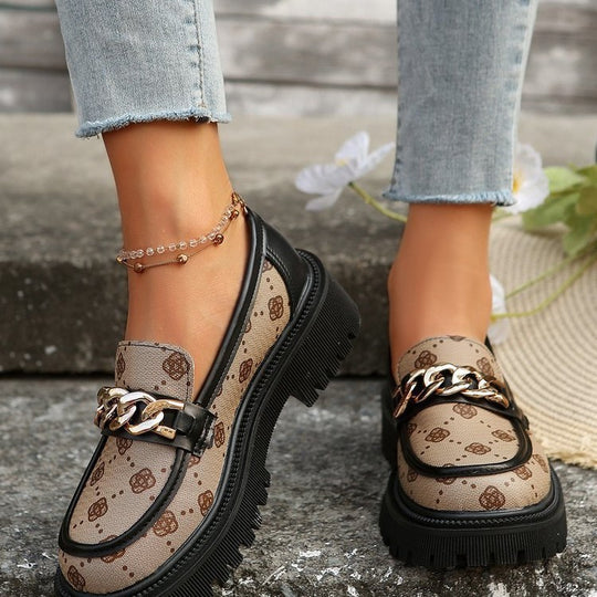 Damen Modische Loafers mit floralem Motiv und glänzenden Kettenakzenten EB