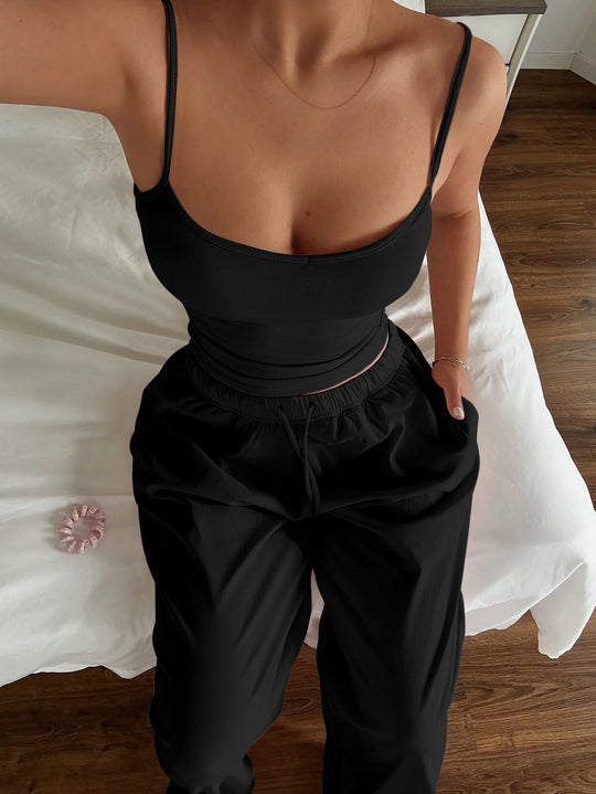 Damen Sportliches Zweiteiliges Set mit schmalem Oberteil und bequemen Hosen EB