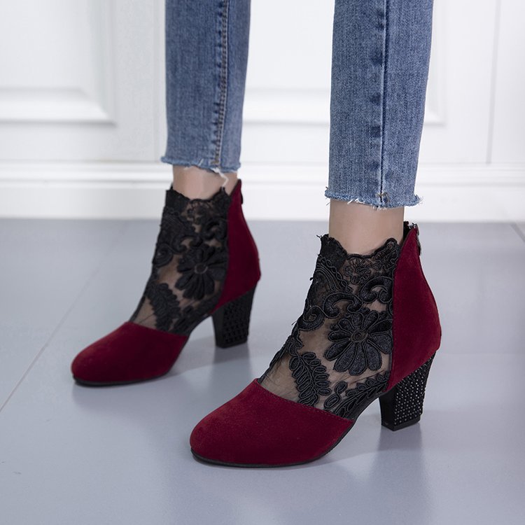 Damen Stiefelette mit transparentem Blumen-Spitzeinsatz und dekorativem Blockabsatz EB