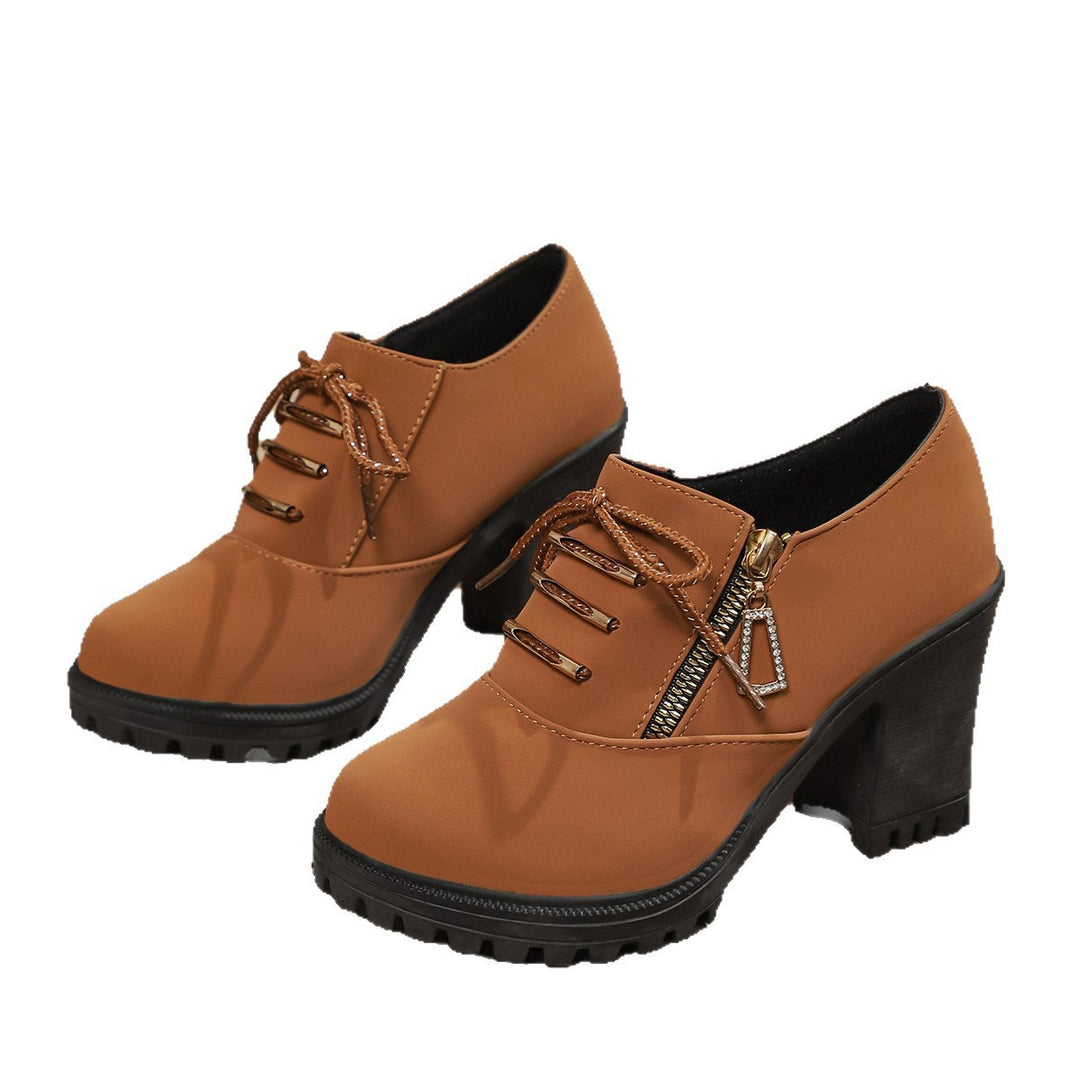 Damen nan elegante Schnür-Booties mit robustem Profilabsatz, seitlichem Reißverschluss und dekorativem Anhänger EB