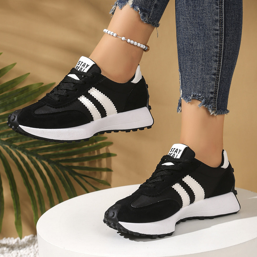 Damen Retro-Sneaker mit profilierter Gummisohle und dekorativen Zierstreifen EB