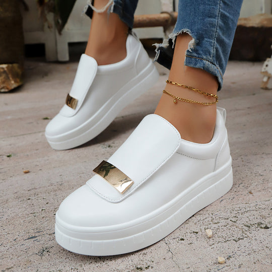 Damen  Slip-On Plateau-Sneaker mit dekorativer Metallapplikation und gepolstertem Komfortfußbett EB