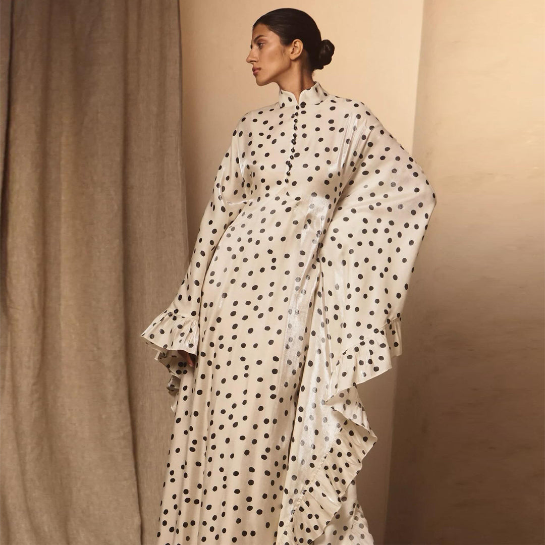 Damen Maxikleid mit auffälligen Punkten und trendigem Rüschen-Design EB