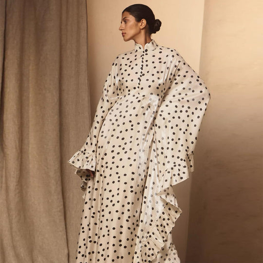 Damen Maxikleid mit auffälligen Punkten und trendigem Rüschen-Design EB