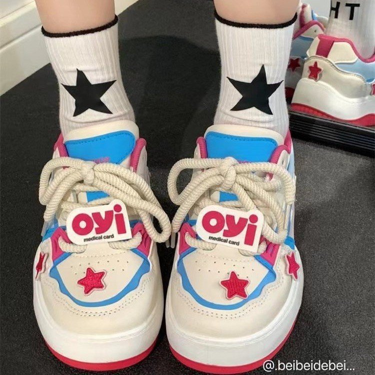 Damen Sneakers im kreativen Design mit bunten Sternapplikationen und dämpfender Sohle EB