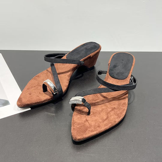Damen Wedgesandalen mit seitlichem Schnallenakzent und eleganter Riemenkonstruktion EB