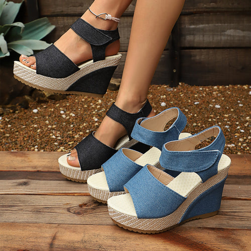 Damen Wedge-Sandalen mit breiten Riemen und luftigem Design EB