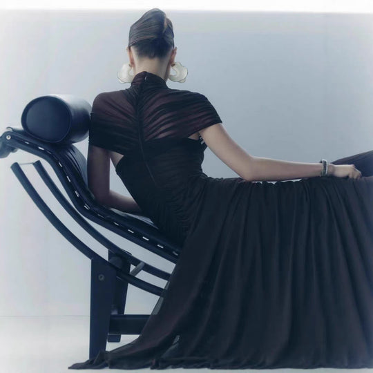 Damen Elegantes Cut-Out Maxikleid mit hochgeschlossenem Design und raffinierten Drapierungen EB