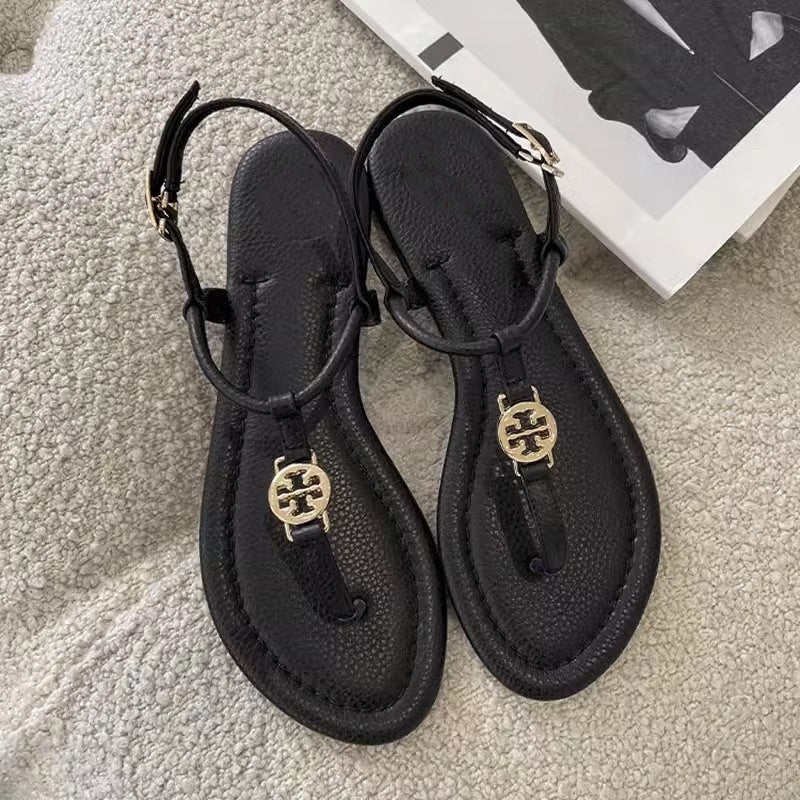 Damen elegante flache Riemchen-Sandalen mit Zehensteg und goldener Zierapplikation EB