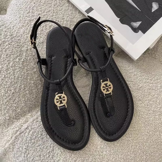 Damen elegante flache Riemchen-Sandalen mit Zehensteg und goldener Zierapplikation EB