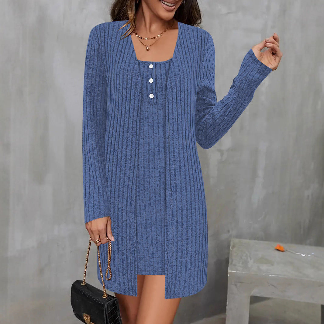 Damen Strickkleid mit Knopfdetails und passendem Cardigan EB