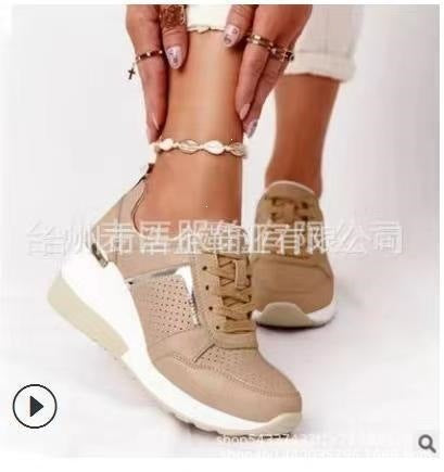 Damen Komfort-Keil-Sneaker mit perforiertem Obermaterial und Dekozipper EB