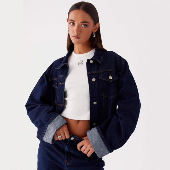 Damen trendige Denimjacke im lässigen Schnitt mit aufgesetzten Taschen und Knopfdetails EB
