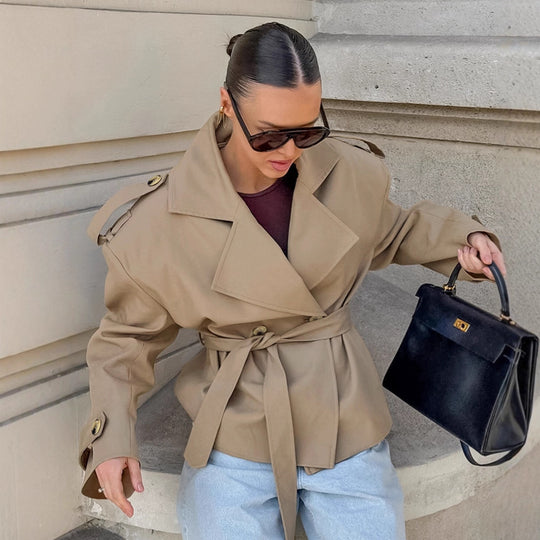 Damen Oversized Trenchcoat mit breitem Kragen und dekorativen Knopfdetails EB