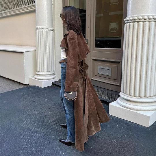 Damen nan langer Veloursleder-Trenchcoat mit Bindegürtel, doppelreihiger Knopfleiste und Ärmelriegel EB