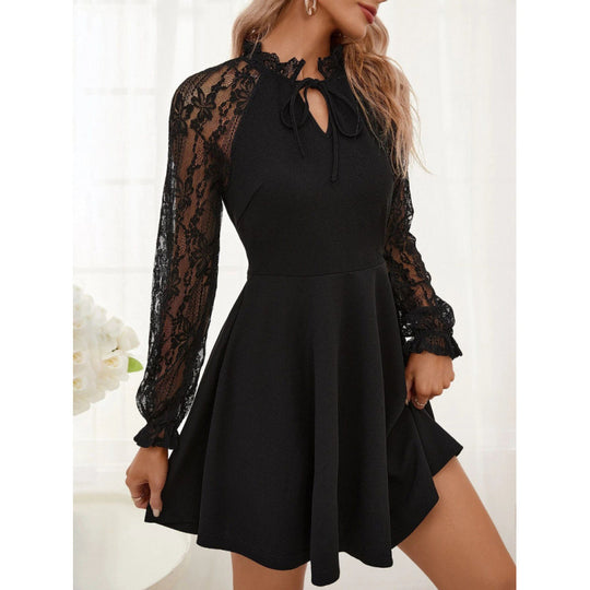 Damen Kleid mit Spitzenärmeln und Taillenschnitt EB