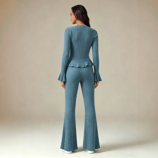 Damen feinstrukturiertes Rippstrick-Set mit tailliertem Knopfcardigan, Volant-Taillenpassform und ausgestellter Schlaghose Eichborn Berlin