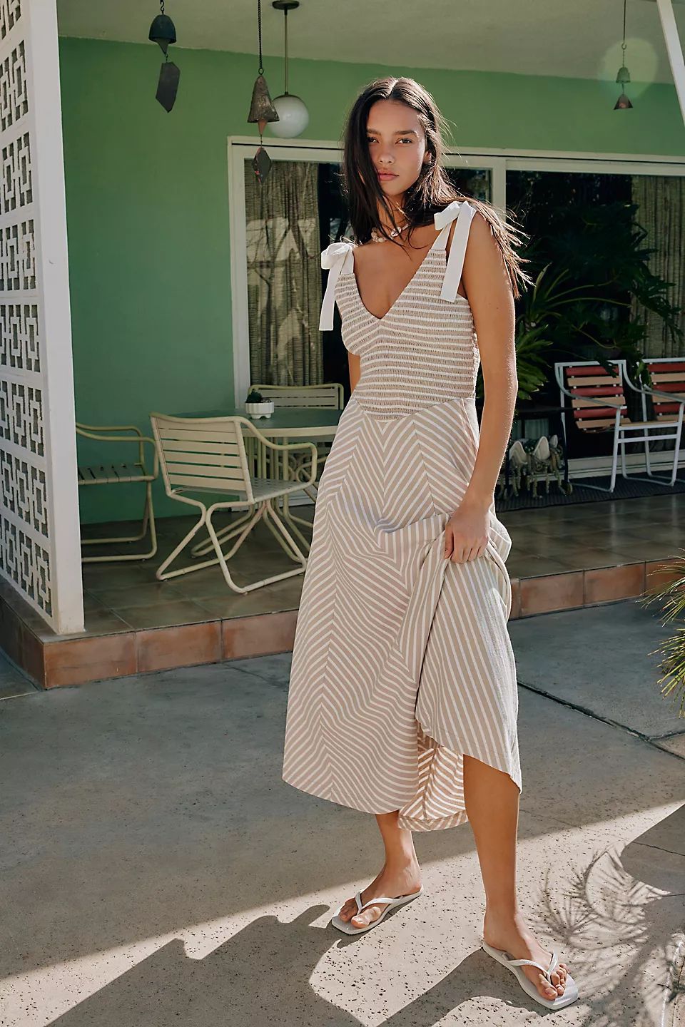 Damen Maxi-Sommerkleid mit verspielten Trägern und elegantem V-Ausschnitt EB