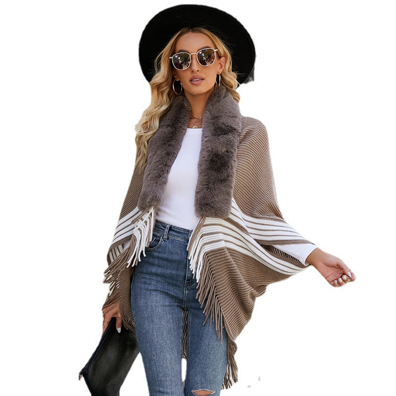 Damen eleganter Strickponcho mit kunstfellbesetztem Kragen und Fransen EB