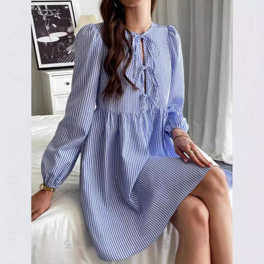 Damen Kleid mit verspieltem Schnitt und Rüschendetails EB