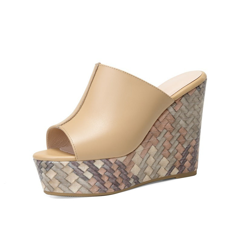 Damen nan elegante Schlupf-Mule mit offener Zehenpartie, skulpturaler Keilplattform in Flechtoptik und Nietenbesatz EB
