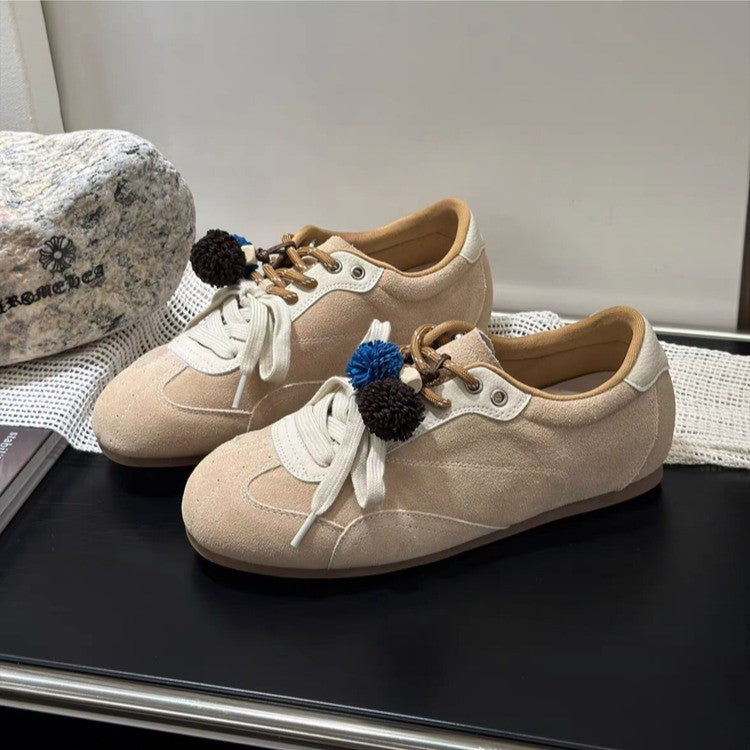 Damen Sneaker mit bunten dekorativen Pompons und hochwertigem Wildleder EB