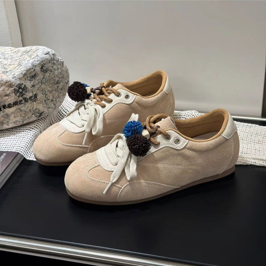 Damen Sneaker mit bunten dekorativen Pompons und hochwertigem Wildleder EB