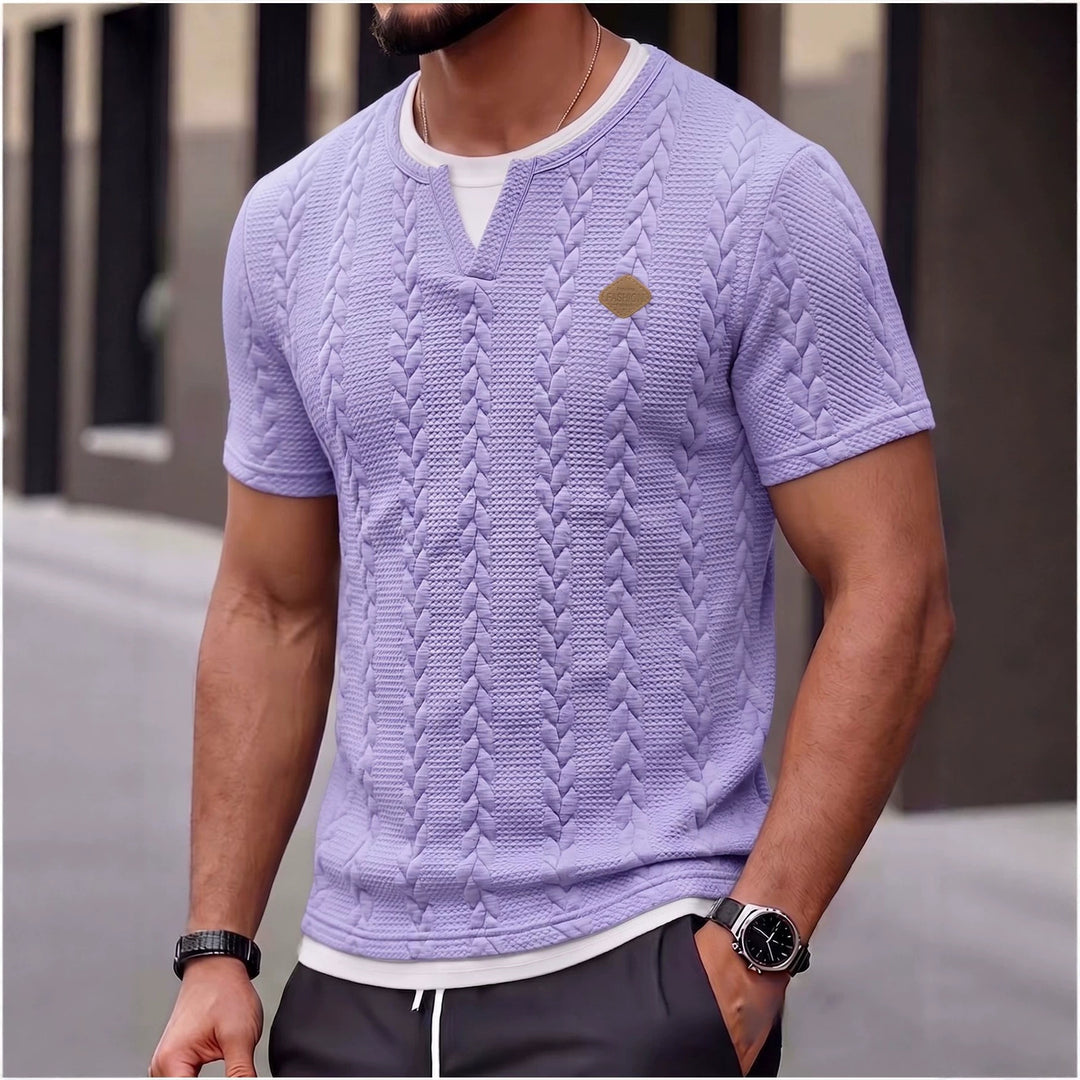 Herren nan texturiertes Kurzarmshirt mit geprägter Zopfstruktur, V‑Einsatz am Rundhals und Lagenlook EB