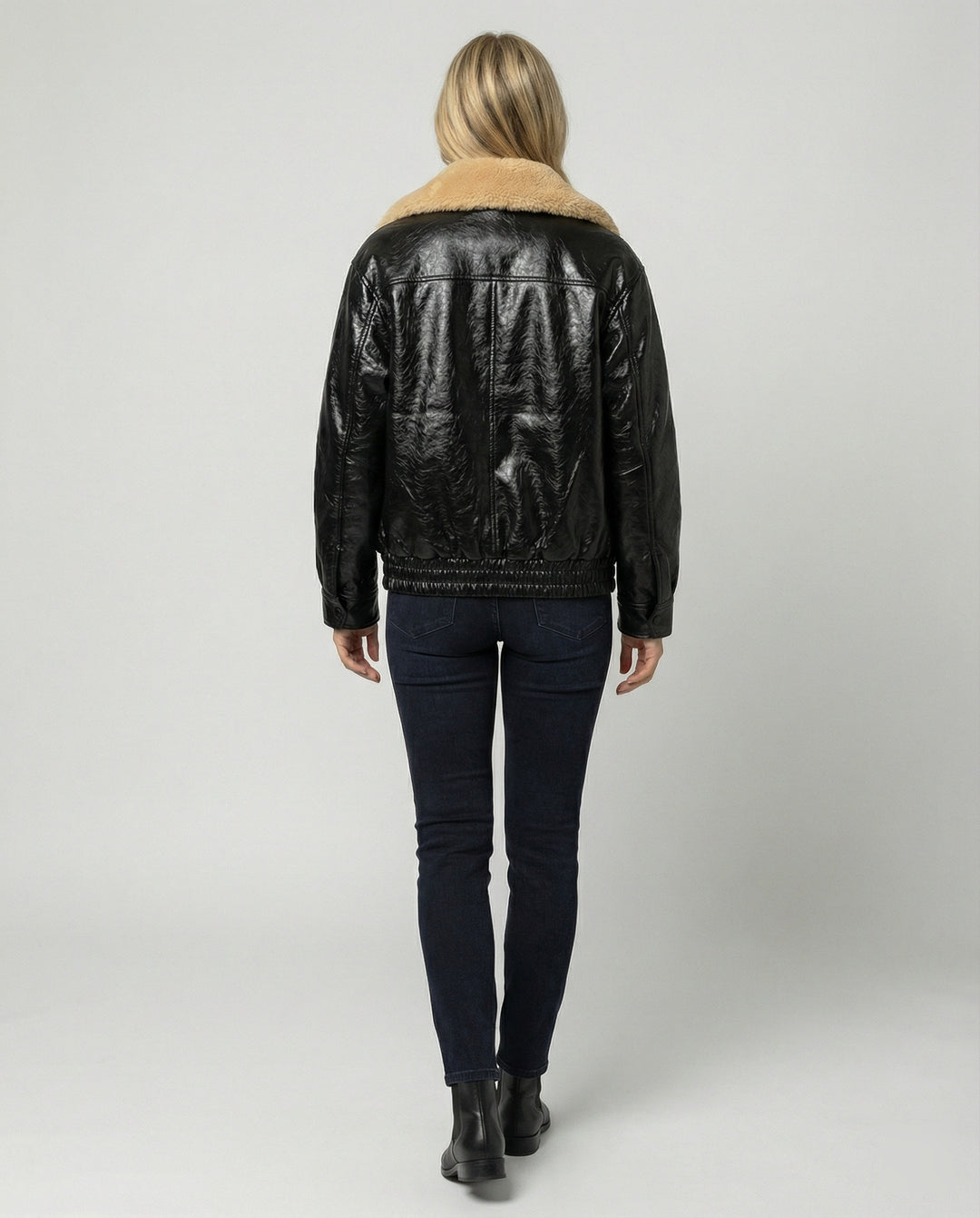 Damen glänzende Kunstleder-Bomberjacke mit voluminösem Teddykragen, Pattentaschen und elastischem Saum EB