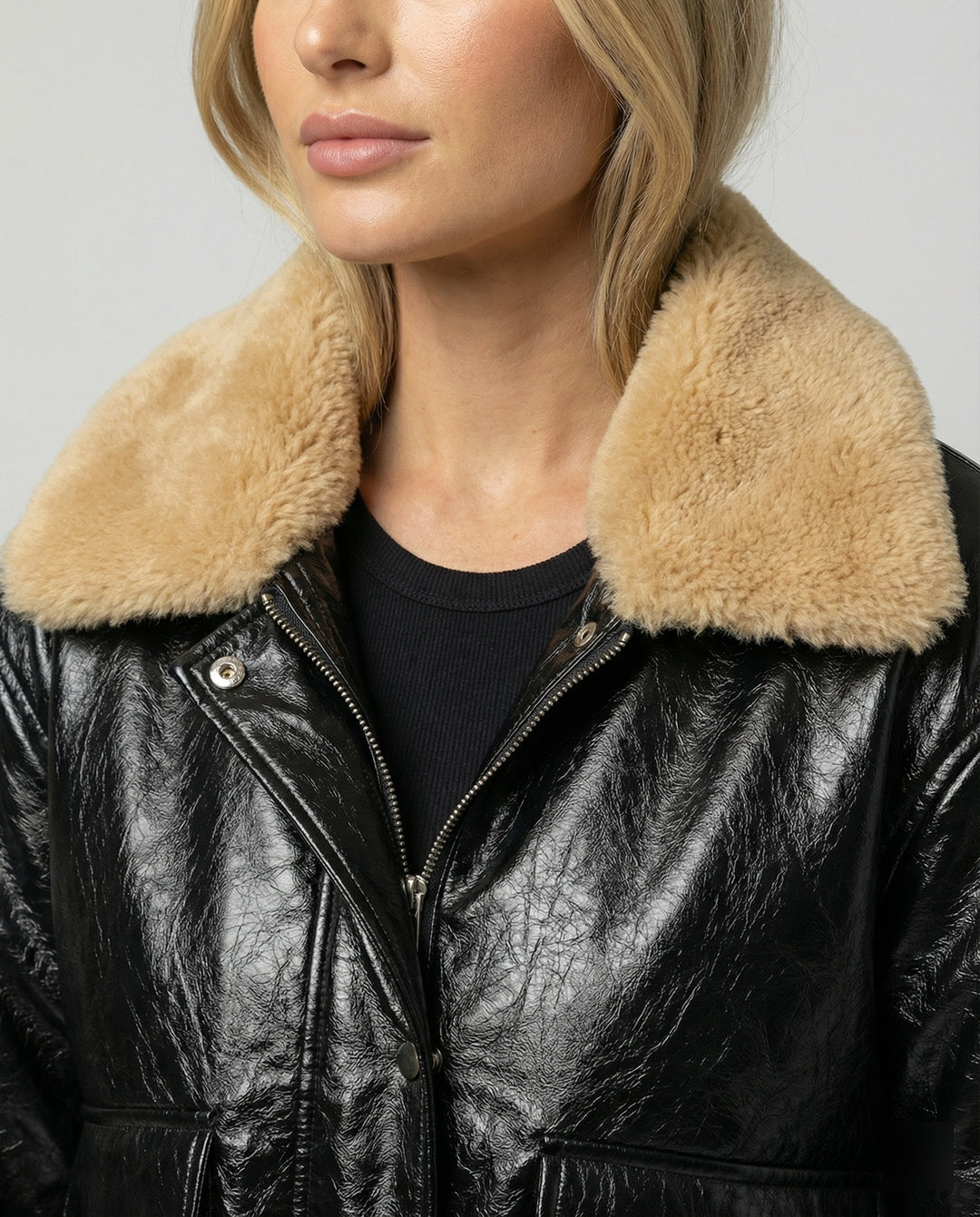 Damen glänzende Kunstleder-Bomberjacke mit voluminösem Teddykragen, Pattentaschen und elastischem Saum EB