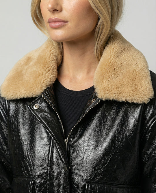 Damen glänzende Kunstleder-Bomberjacke mit voluminösem Teddykragen, Pattentaschen und elastischem Saum EB