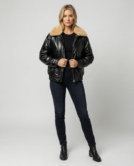 Damen glänzende Kunstleder-Bomberjacke mit voluminösem Teddykragen, Pattentaschen und elastischem Saum EB