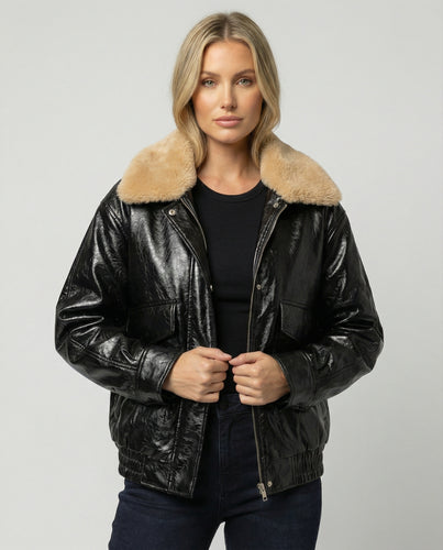 Damen glänzende Kunstleder-Bomberjacke mit voluminösem Teddykragen, Pattentaschen und elastischem Saum EB