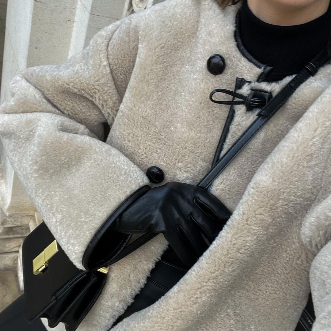 Damen nan kurz geschnittene Teddyjacke mit Knebelverschluss, runder Halslinie und kontrastierenden Kanten EB