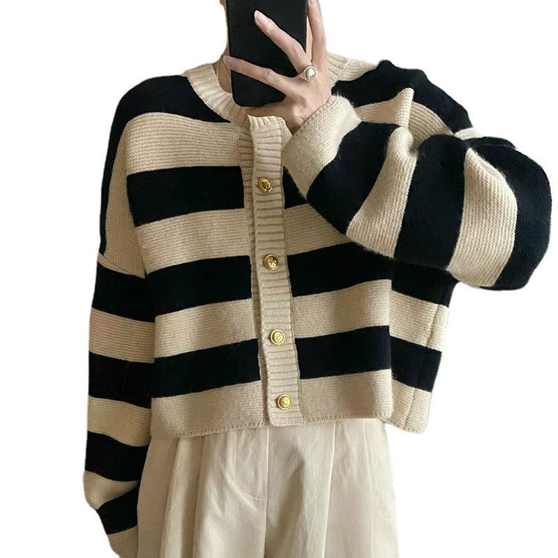 Damen Strickjacke mit dekorativem Streifenmuster und goldenen Knöpfen EB