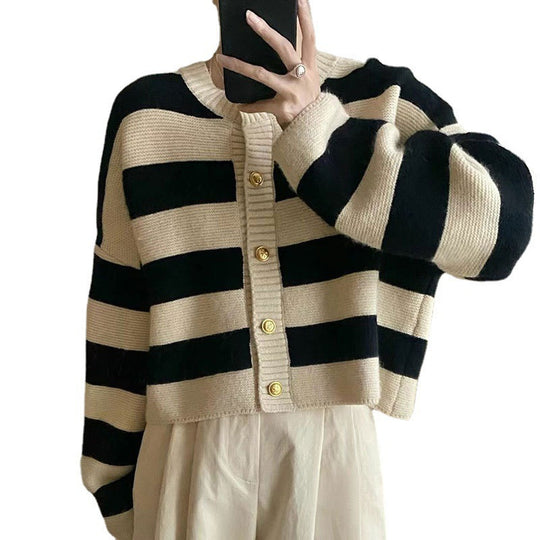 Damen Strickjacke mit dekorativem Streifenmuster und goldenen Knöpfen EB